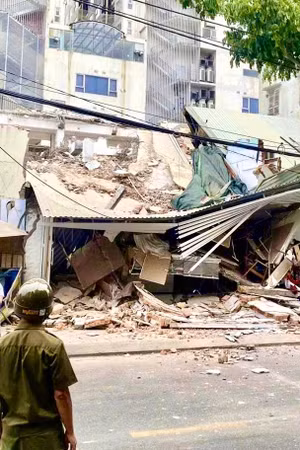 Hiện trường vụ sập ngôi nhà số 27 Trần Quý Cáp do tháo dỡ trụ sở Vinatex Đà Nẵng.