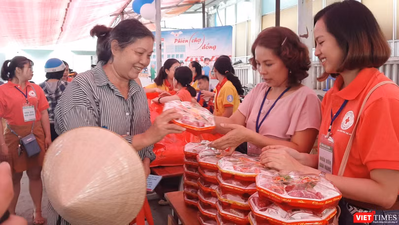 Cuối năm bệnh nhân khó khăn được mua hàng miễn phí. Ảnh: Nguyễn Trăm