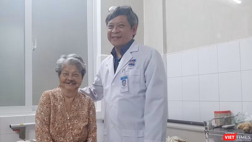 Cụ bà vui mừng khi được đi đứng trở lại. Ảnh: NT