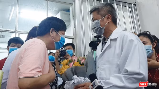 Ông Li Ding chia sẻ lòng biết ơn đến bác sĩ BV Chợ Rẫy cũng như đất nước Việt Nam tại buổi xuất viện, 12/2. Ảnh: Nguyễn Trăm