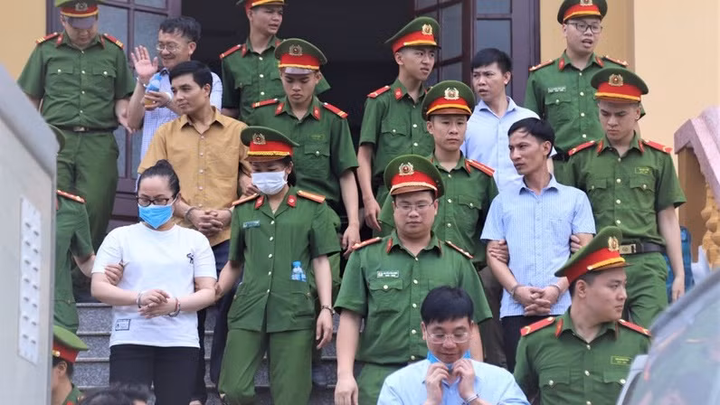 Các bị cáo trong vụ án gian lận điểm thi ở Hòa Bình. Ảnh: Pháp Luật TP.HCM