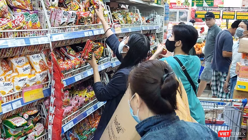Trong đại dịch COVID-19, hàng hóa vẫn được cung cấp dồi dào, đảm bảo cho người dân nhưng bí thư Nguyễn Thiện Nhân khuyên bà con nên tiết kiệm khi mua sắm. Ảnh: Hòa Bình