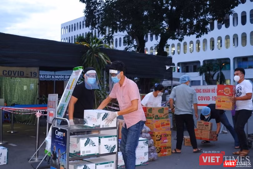 Tiếp ứng nhu yếu phẩm cho BV Bệnh Nhiệt đới TP.HCM. Ảnh: HCDC Tiếp ứng nhu yếu phẩm cho BV Bệnh Nhiệt đới TP.HCM. Ảnh: HCDC