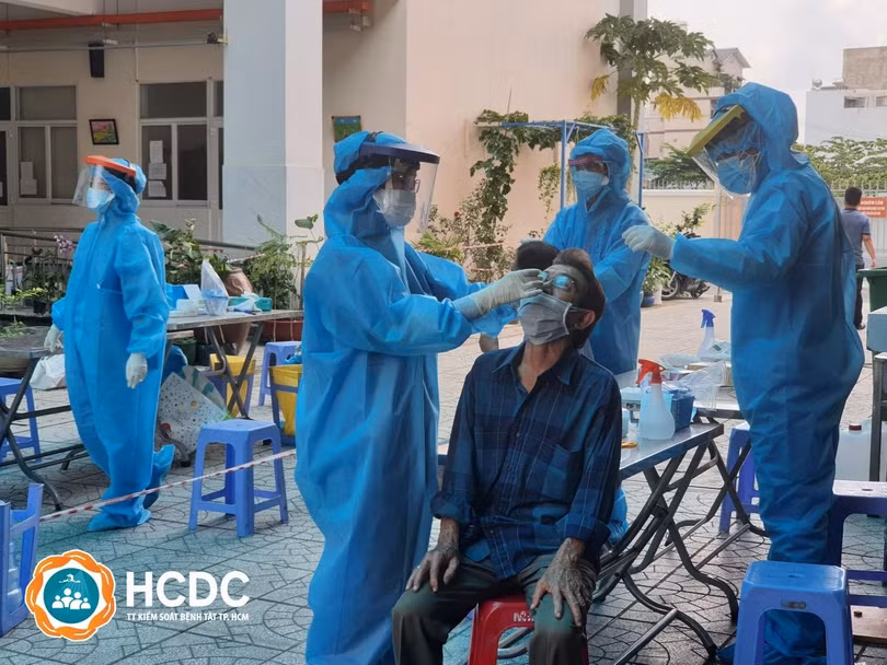 Xét nghiệm COVID-19 trong cộng đồng. Ảnh: HCDC