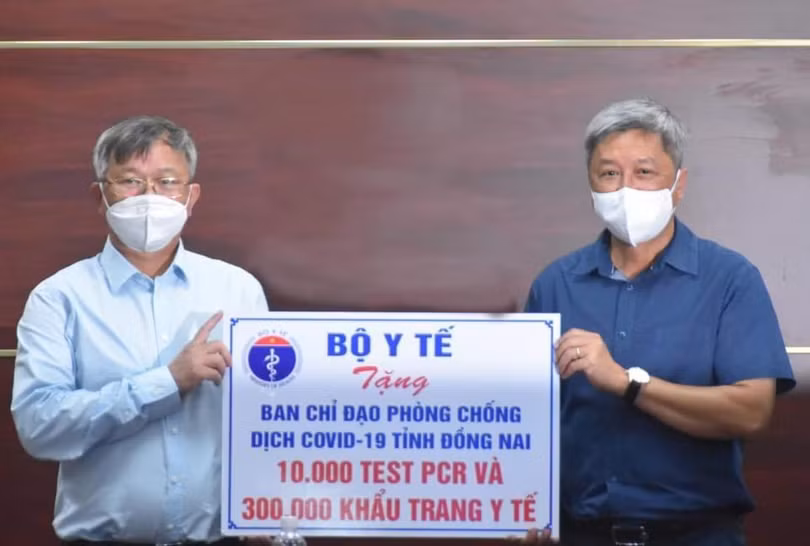 Bộ Y tế tặng tỉnh Đồng Nai 10 nghìn bộ sinh phẩm xét nghiệm PCR và 300 nghìn khẩu trang y tế. Ảnh: Khôi Nguyễn Bộ Y tế tặng tỉnh Đồng Nai 10 nghìn bộ sinh phẩm xét nghiệm PCR và 300 nghìn khẩu trang y tế. Ảnh: Khôi Nguyễn