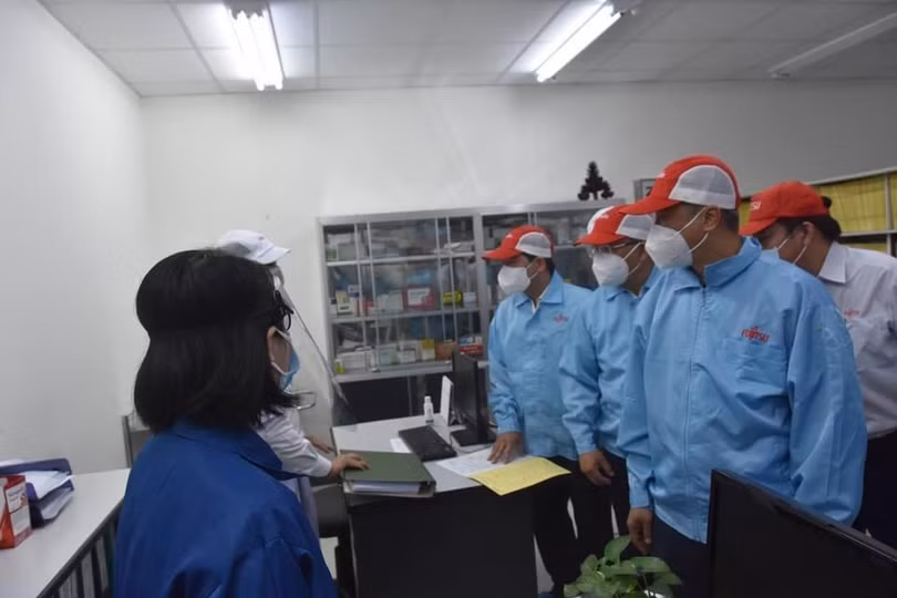 Thứ trưởng Nguyễn Trường Sơn kiểm tra công tác phòng, chống dịch tại Công ty Fujitsu. Ảnh: Khôi Nguyễn Thứ trưởng Nguyễn Trường Sơn kiểm tra công tác phòng, chống dịch tại Công ty Fujitsu. Ảnh: Khôi Nguyễn