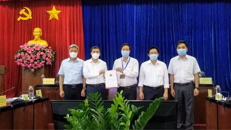Các Thứ trưởng Nguyễn Trường Sơn và Trần Văn Thuấn trao tặng hỗ trợ trang thiết bị, vật tư y tế cho lãnh đạo tỉnh Bình Dương.
