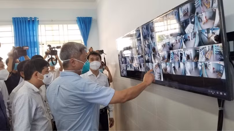 Đoàn kiểm tra tại Khu cách ly tập trung Trường THPT Lý Thái Tổ (phường An Phú, TP.Thuận An)