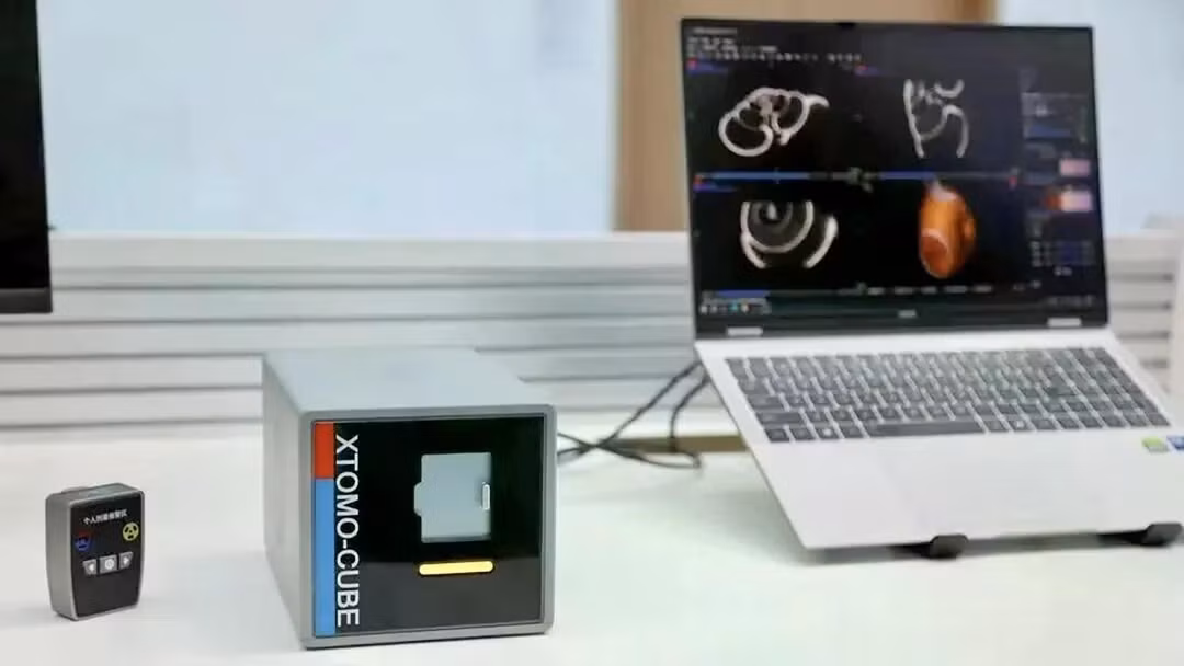 Máy quét y tế thường thấy trong bệnh viện có chiều cao và chiều rộng khoảng 2 mét và nặng khoảng hai tấn (2,2 tấn). Ảnh: SCMP.