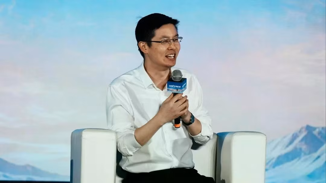 Wang Xingxing, người sáng lập Unitree Robotics, phát biểu tại Hội nghị Trí tuệ Nhân tạo Vật lý Thế giới 2026 và Hội nghị Hệ sinh thái Đối tác Unitree hôm 22/10 tại Hàng Châu, Trung Quốc. Ảnh: Getty.