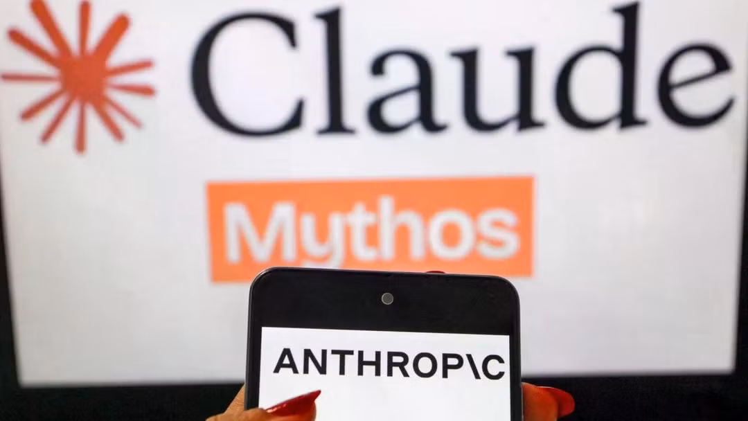 Hình ảnh chiếc điện thoại thông minh hiển thị logo Anthropic ở phía trước, với phông nền mờ theo chủ đề Claude Mythos, được chụp vào tháng 7. Ảnh: AFP.