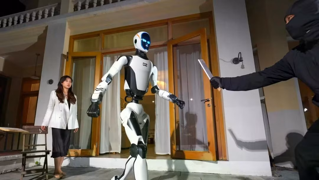 Trong một video quảng cáo do Unitree Robotics phát hành hôm 21/10, robot H2-X bảo vệ một người phụ nữ khỏi kẻ đột nhập cầm dao. Ảnh: SCMP.