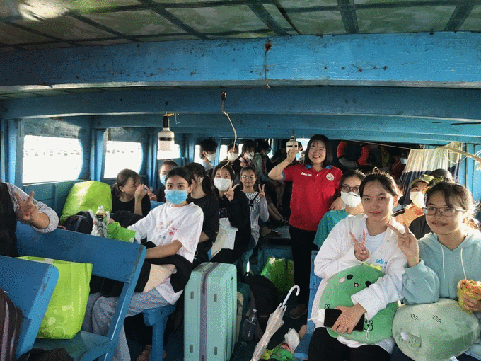 Học sinh lớp 12 xã đảo Thạnh An, Cần Giờ, TPHCM vào đất liền thi tốt nghiệp THPT -Ảnh: Dân trí