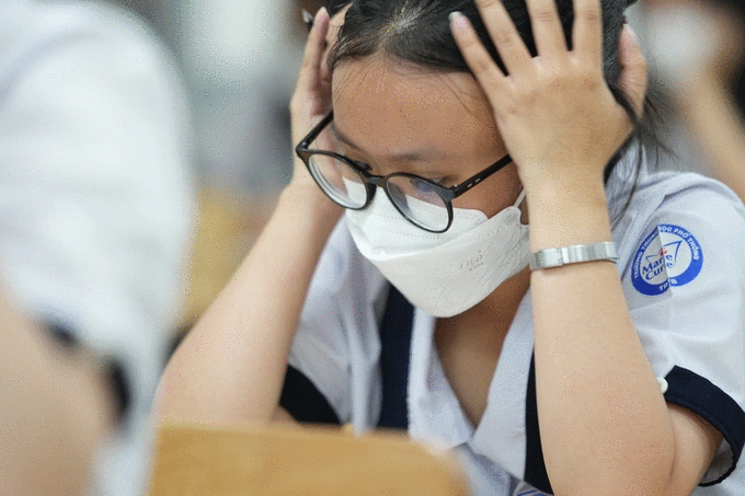 Thí sinh khá căng thẳng trong ngày làm thủ tục dự thi tại điểm thi trường THPT Marie Curie - TPHCM. Ảnh: Dân trí