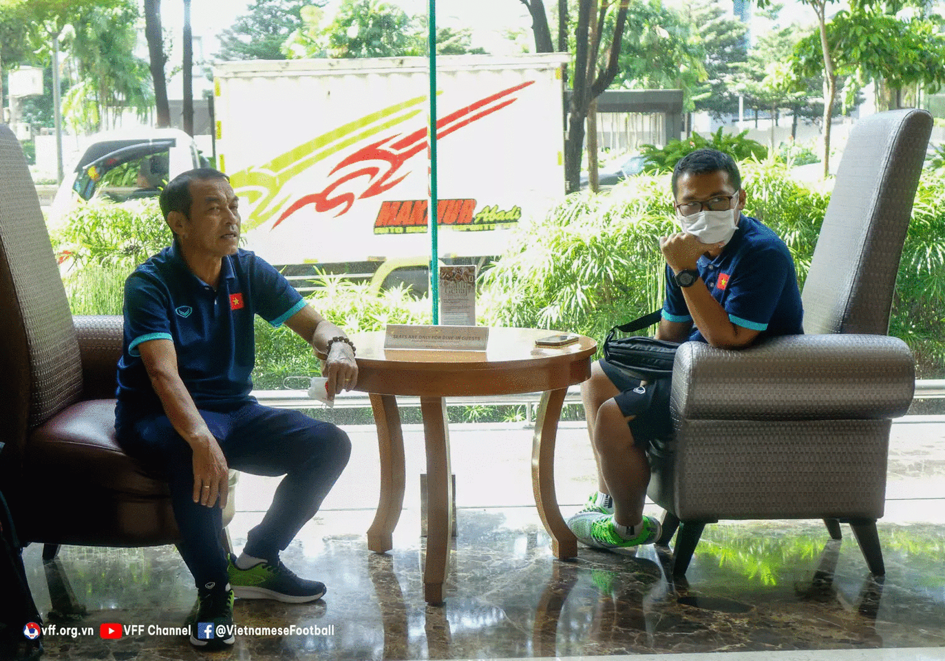 HLV Đinh Thế Nam và các cầu thủ khá mệt mỏi. HLV Đinh Thế Nam và các cầu thủ khá mệt mỏi.