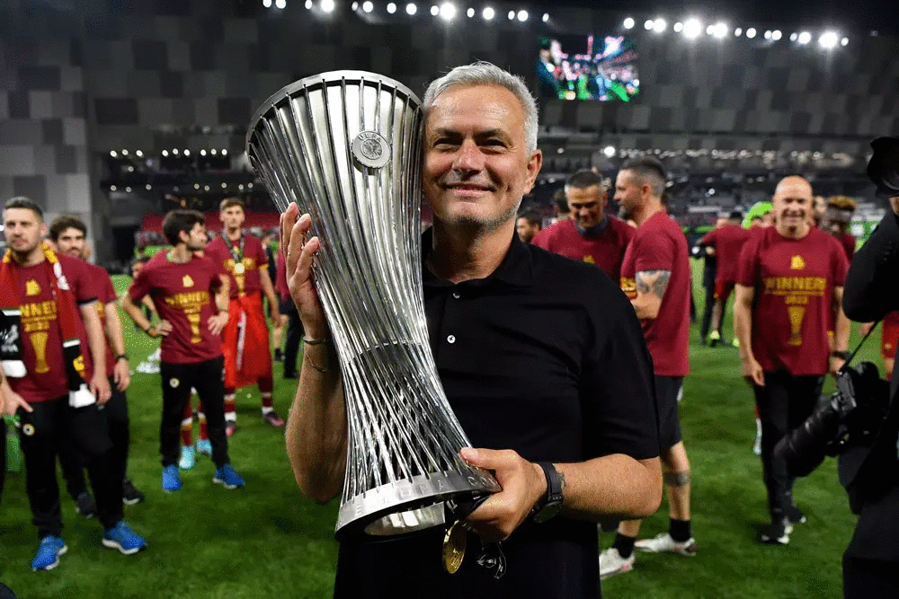 Mourinho là HLV duy nhất đến lúc này sưu tập đủ mọi chiếc cúp của UEFA Mourinho là HLV duy nhất đến lúc này sưu tập đủ mọi chiếc cúp của UEFA