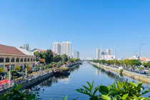 Toàn cảnh tuyến kênh Tàu Hủ – Bến Nghé nhìn từ trên cao, nơi diễn ra chợ hoa xuân “Trên bến dưới thuyền” Tết Bính Ngọ 2026. Ảnh: Diệu Huyền