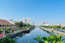 Toàn cảnh tuyến kênh Tàu Hủ – Bến Nghé nhìn từ trên cao, nơi diễn ra chợ hoa xuân “Trên bến dưới thuyền” Tết Bính Ngọ 2026. Ảnh: Diệu Huyền