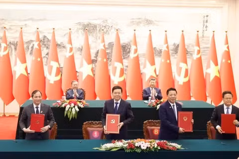 Việt Nam – Trung Quốc ký kết loạt văn kiện hợp tác trên nhiều lĩnh vực
