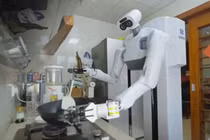 Robot Trung Quốc gây kinh ngạc với khả năng làm việc nhà như giúp việc