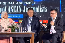 Chủ tịch Hội Nhà báo Việt Nam Lê Quốc Minh trao đổi tại hội thảo Đại hội đồng lần thứ 21 Liên đoàn Báo chí ASEAN. (Ảnh: TTXVN)