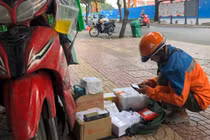 Hàng loạt doanh nghiệp chuyển phát đã thông báo áp dụng hoặc bổ sung phụ phí xăng dầu trong cước vận chuyển.