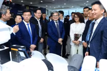 Phó Chủ tịch UBND TP Hà Nội Trương Việt Dũng tham quan không gian trưng bày và trình diễn công nghệ tại sàn giao dịch công nghệ.