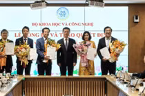 Bộ trưởng Khoa học và Công nghệ trao quyết định cho các cán bộ được bổ nhiệm.