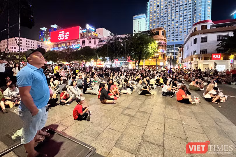 vt-trung-tam-tphcm-dong-nghit-nguoi-cho-countdown-va-phao-hoa-anh-6.jpg