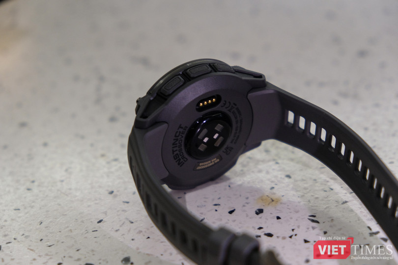 vt-garmin-instinct-crossover-amoled-gia-17-trieu-co-xung-dang-anh-11.jpg