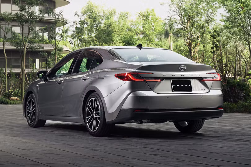 toyota-camry-5.jpg.avif