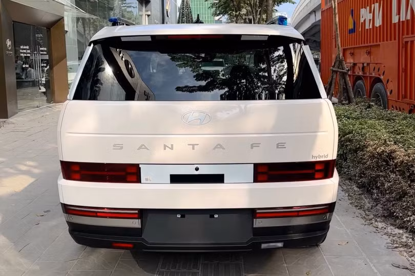 vua-ra-mat-hyundai-santa-fe-hybrid-bat-ngo-giam-gia-tai-dai-ly-anh-2.jpg