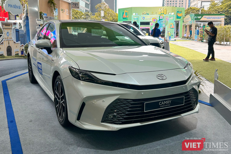 vt-toyota-camry-va-loat-xe-hybrid-nhat-han-giam-gia-truoc-them-2026-anh-3.jpg