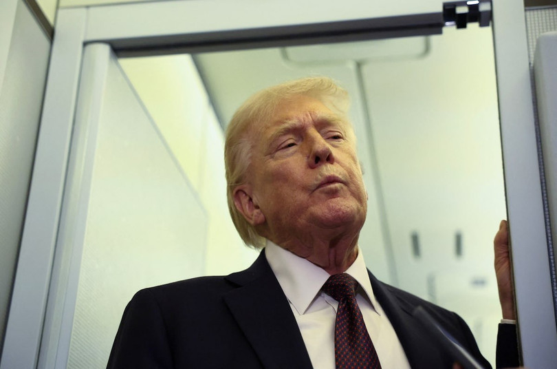 Tổng thống Mỹ Donald Trump trả lời báo chí trên chuyên cơ Không lực Một trong chuyến bay trở lại Washington ngày 15/3. Ảnh: Reuters.