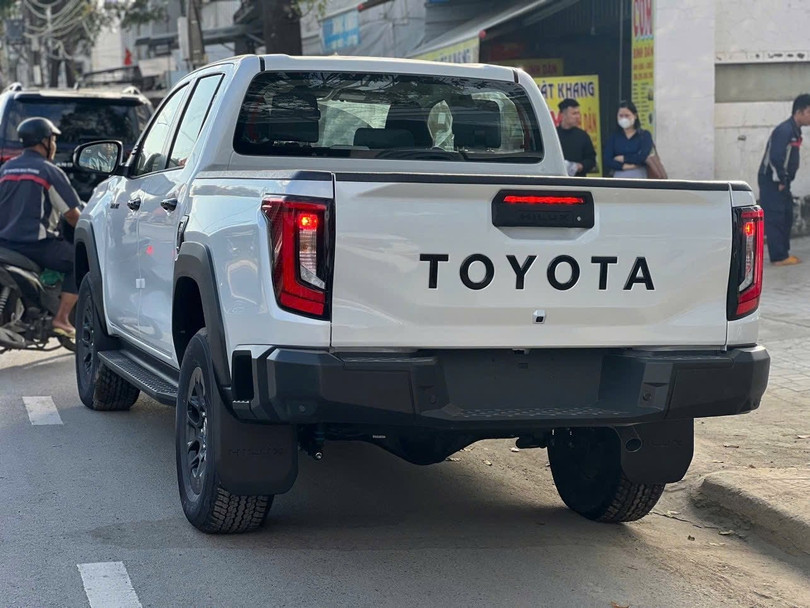 toyota-hilux-the-he-moi-lo-gia-22de-tho22-truoc-ngay-ra-mat-anh-4.jpg