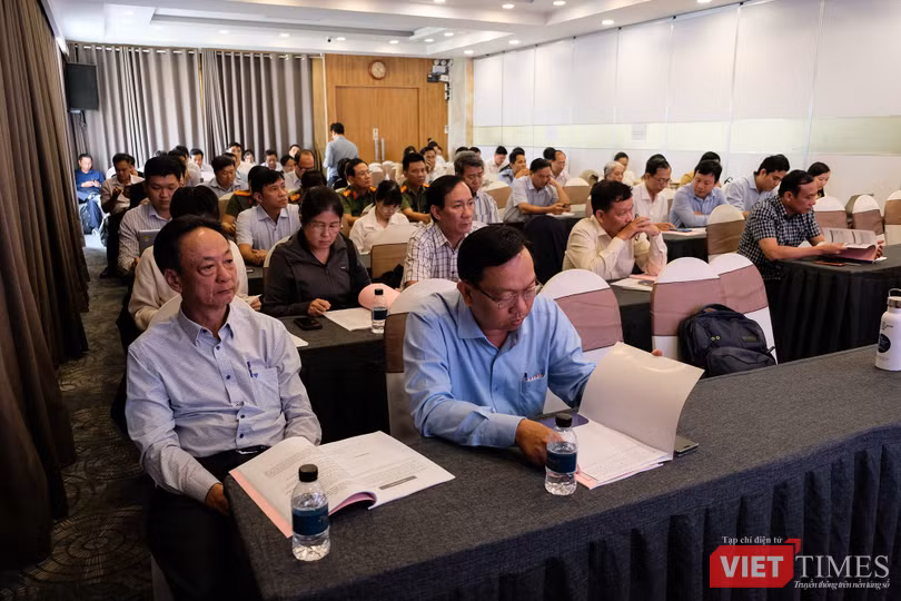 vt-hoi-nghi-thuoc-la-dien-tu-anh-3.jpg