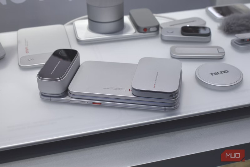 imgi-2-tecno-modular-phone-concept-mwc-2026-battery-modules-stacked.jpg