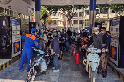 Người dân xếp hàng mua xăng tại một trạm xăng ở Hà Nội ngày 10/3. Ảnh: Reuters.