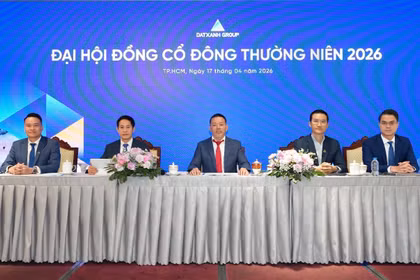 Nhà sáng lập, Chủ tịch Hội đồng chiến lược, ông Lương Trí Thìn (giữa)
