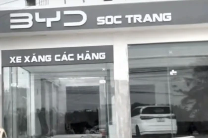 Hình ảnh showroom BYD Sóc Trăng đang trong quá trình hoàn thiện và đã có xe trưng bày bên trong. Ảnh: MXH.