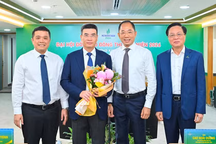 Ông Dương Mạnh Sơn (đứng thứ hai từ trái sang phải) - tân Chủ tịch HĐQT PVOIL. 