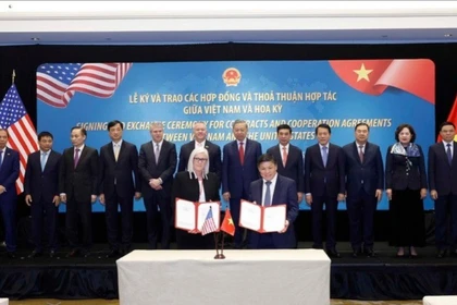 Tổng bí thư Tô Lâm chứng kiến lễ trao Hợp đồng cung cấp động cơ GTF và dịch vụ bảo dưỡng toàn diện cho tàu bay A321NEO và A321 XLR giữa VietjetAir (Việt Nam) và Pratt & Whitney. (Ảnh: TTXVN)