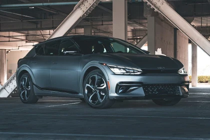 Kia EV6 dự kiến được bán ra từ quý II/2022 nhưng sau đó không được THACO nhắc đến. Ảnh: Car and Driver.