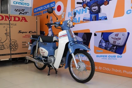 Super Cub 50 Final Edition mang phối màu trắng xanh, gợi nhớ đến những thế hệ đầu tiên của mẫu xe này ở thập niên 1950 - 1960. Ảnh: Võ Motor.