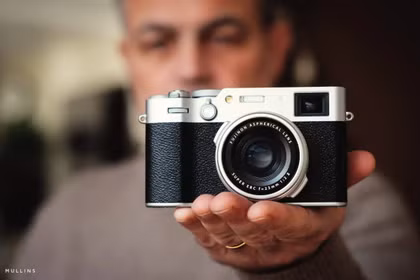 X100VI giữ phong cách cổ điển đặc trưng, kết hợp cảm biến 40MP trong thân máy gọn gàng cho nhiếp ảnh đường phố. Ảnh: Kevin Mullins.
