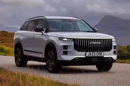 Jaecoo 7 được khách hàng Anh ưa chuộng vì kiểu dáng giống với Range Rover. Ảnh: Carscoops.