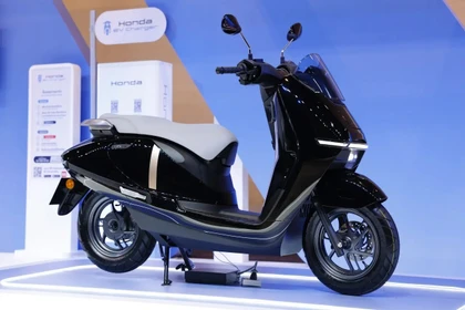 Honda UC3 dùng mô tơ đặt ở bánh sau, pin LFP cố định và cốp 26 lít, tầm hoạt động công bố hơn 120 km mỗi lần sạc. Ảnh: Thairath.