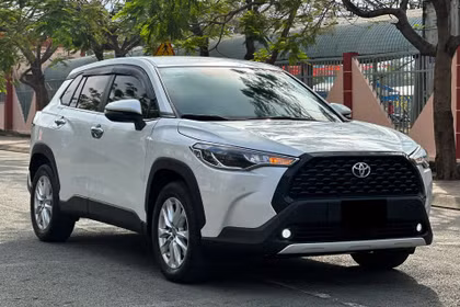 Khoảng khắc Toyota Corolla Cross bung túi khí do xe chạy bên cạnh nổ lốp