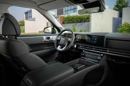 Sau khi về đại lý, Hyundai Santa Fe Hybrid được áp dụng ưu đãi giảm giá trực tiếp để kích cầu cuối năm. Ảnh: Hyundai.