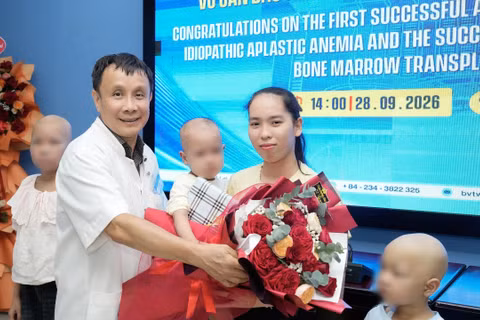 GS Phạm Như Hiệp, Giám đốc Bệnh viện TƯ Huế tặng quà và hoa cho bé gái 4 tuổi suy tủy nhận nguồn cho từ em trai 18 tháng tuổi và ghép tủy thành công. Ảnh Nguyễn Lê.